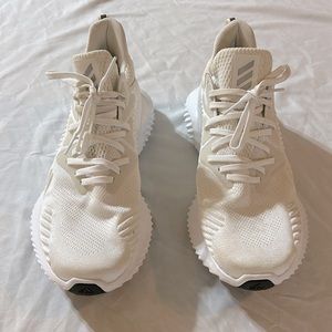 New like men’s white Bounce Adidas sneakers.